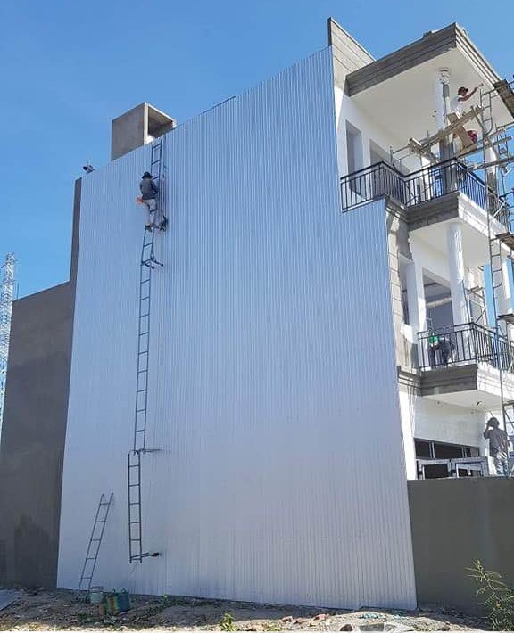 Thép Đà Nẵng - Đóng Tôn Chống Thấm Tại Đà Nẵng: Báo Giá & Quy Trình Thi Công 100% Triệt Để Hình ảnh thợ cơ khí lành nghề đóng tôn chống thấm tường ngoài tại Đà Nẵng